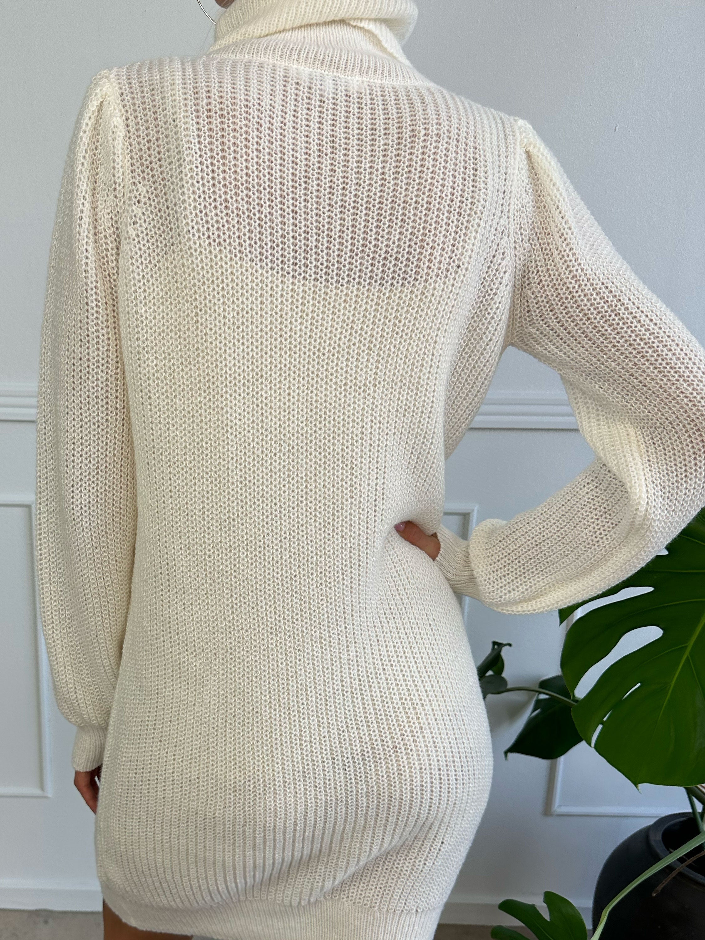 Teresa - Kort simpel strikkjole med turtleneck